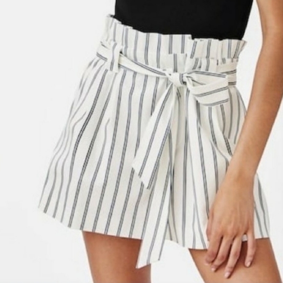 Zara - Paperbag Tie Belted Shorts 4661/290 | Medium | White & Black Pinstripes - Picture 4 of 5